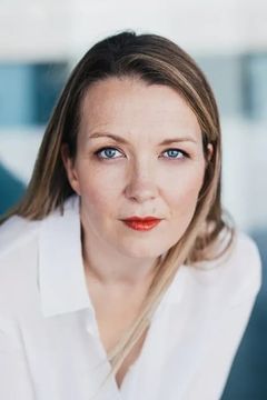 Katja Rosin interpreta Selina Freifrau von Thalheim