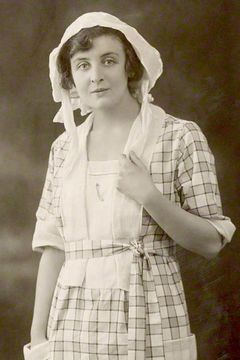 Doris Lloyd interpreta Depositor (uncredited)
