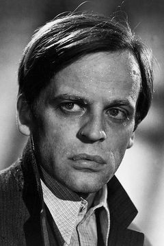 Klaus Kinski interpreta Clint Rogers