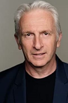 Crispin Letts interpreta Officer Besner