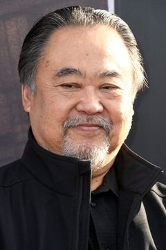 Keone Young interpreta Mr. Wu