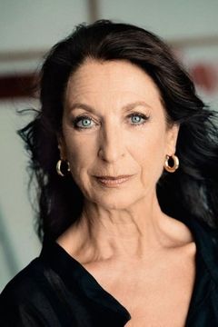 Daniela Ziegler interpreta Louisa Holmes