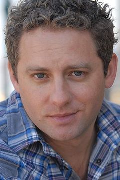Jeremy Maxwell interpreta Additional Voices (voice)