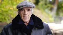 Robert Harvey interpreta Parking Attendant