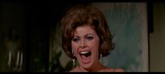 Beverly Powers interpreta Saloon Hostess (uncredited)