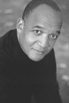 Tommy Redmond Hicks interpreta Captain Merithew