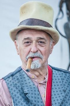 Peter Sherayko interpreta Fowler Sheriff