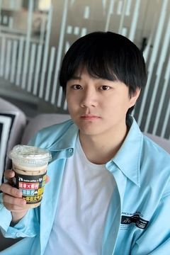 Hu Liangwei interpreta (voice)