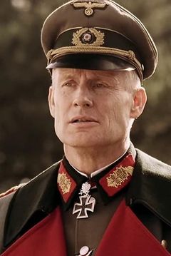 Wolf Kahler interpreta German Commander