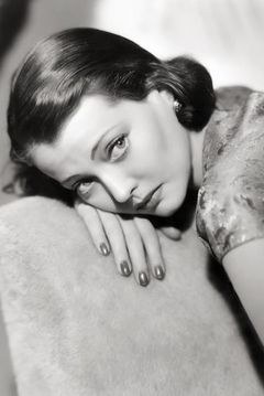 Sylvia Sidney interpreta Grandma Florence Norris