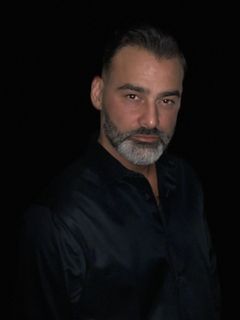 Vincent Rivera interpreta Waiter (uncredited)
