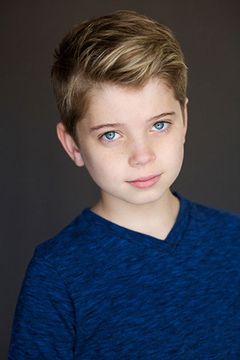 Aidan Langford interpreta Alex