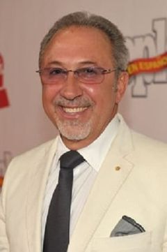 Emilio Estefan interpreta Pianoplayer