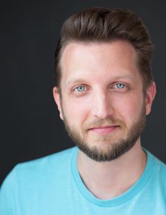 Andrew Knode interpreta Stuttgart Citizen (uncredited)