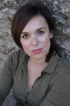 Jennie-Anne Walker interpreta Présentatrice TV