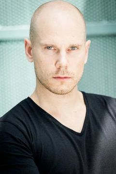 Jordan Schartner interpreta Evil Plane Assassin