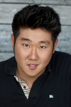 Peter S. Kim interpreta Agency Employee #6 / Joon / Marcy's Agent #4 (voice)