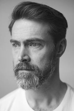 Peter Ormond interpreta Colonel Ayres
