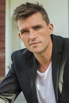 Daniel Frederiksen interpreta Wallow