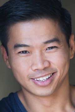 Danny Chung interpreta Casino Dealer