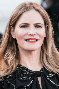 Jennifer Jason Leigh interpreta Dr. Beth Lorenson