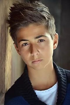 Tristan Amott interpreta Male Student