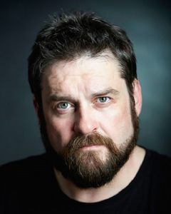 Rhys Parry Jones interpreta Wulfstan