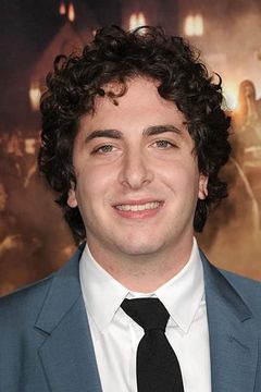 Oliver Cooper interpreta Stewart