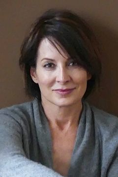 Dani Englander interpreta DeHaven's Aide (uncredited)