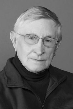 Ron Newell interpreta Elderly Hole Guard