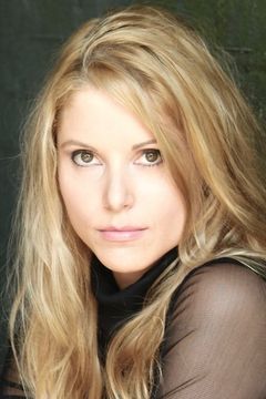 Jennifer Bryer interpreta Amber