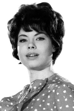Jennifer White interpreta Bond Girl (uncredited)