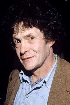 Heathcote Williams interpreta Doctor Klauserman