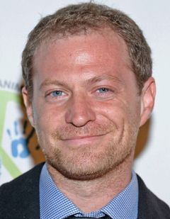 Adam Weisman interpreta Steve Haley