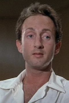 Allan Warnick interpreta Makeup Man (uncredited)