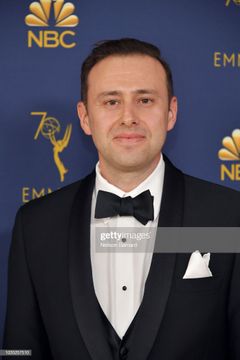 Alex Reznik interpreta Prince Albert's Aide