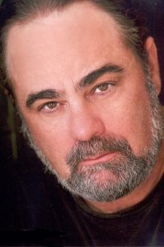 Duane Whitaker interpreta Maynard