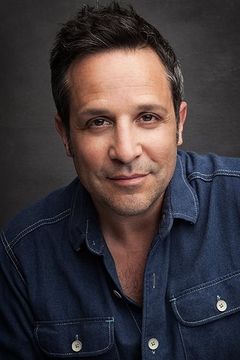 Ben Ratner interpreta Dr. Gann