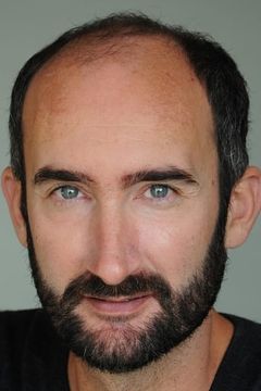 Jean-Robert Lombard interpreta Igon Sirus Guard