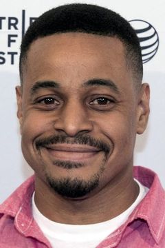 Corey Parker Robinson interpreta Leander Sydnor