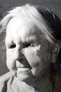 Louise Emmons interpreta Old Woman in Line at Mission