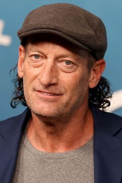 Troy Kotsur interpreta Barnaby