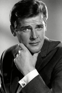 Roger Moore interpreta James Bond