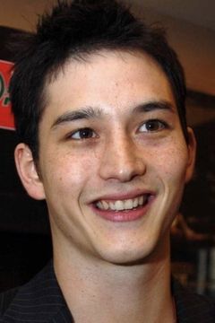 Mike Lewis interpreta Ethan