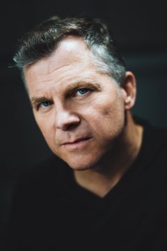 Gary Galone interpreta Caesar's Pit Boss