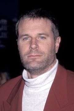 Charles Rocket interpreta Lieutenant Elgin