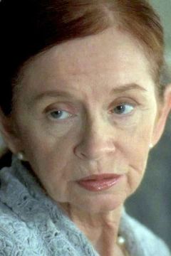 Annie O'Donnell interpreta Nun
