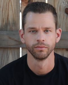 Ryan Lane interpreta Slick Fellow Applicant