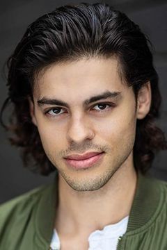 Chris Petrovski interpreta Nick
