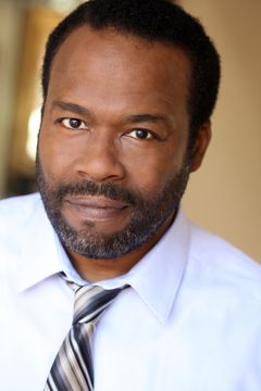 Charles Emmett interpreta Macho Attorney